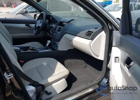 2011 Mercedes-Benz C 300 Luxury/Sport z USA, uszkodzony, nr VIN WDDGF5EB3BR148605